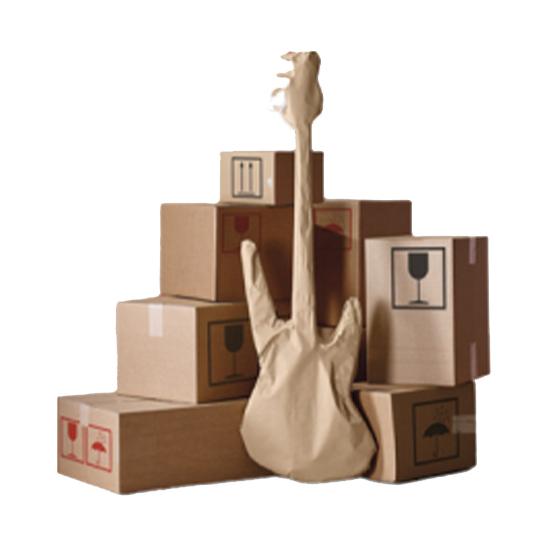 Eine verpackte Gitarre und mehrere Umzugskartons.