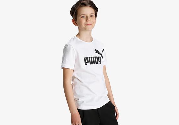 Junge in weißem Puma-Sportshirt