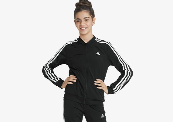 Mädchen in schwarzem Adidas-Sportanzug
