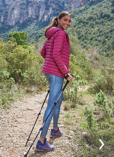 Outdoor-Outfit mit pinker Jacke und blauer Leggings