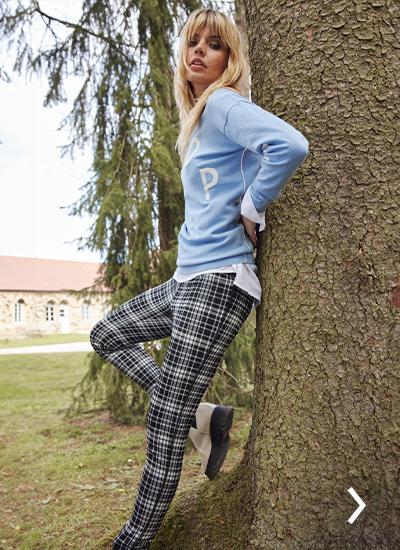 Herbst-Outfit mit blauem Pullover und Karo-Jeggings