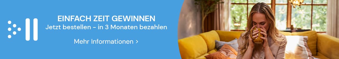 EINFACH ZEIT GEWINNEN – Jetzt bestellen, in 3 Monaten bezahlen – Frau auf gelbem Sofa trinkt entspannt aus Becher