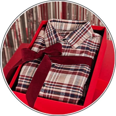 Kariertes Hemd in rot-goldener Geschenkbox, verziert mit roter Schleife