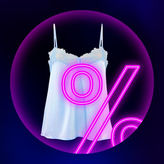 Prozente im Neon-Design – weißes Trägertop mit Spitzenbesatz vor dunklem Hintergrund