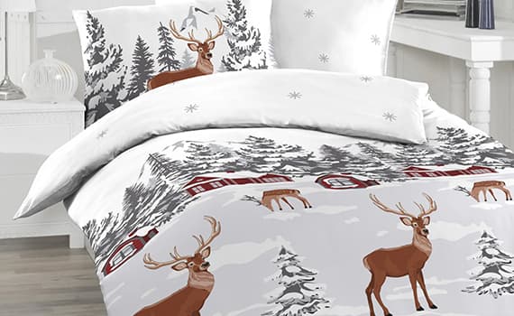 Bettwäsche mit winterlichem Hirsch- und Hüttendesign, weiße und graue Farbtöne, Tannenbäume und Schneeflocken