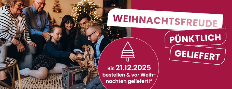 WEIHNACHTSFREUDE PÜNKTLICH GELIEFERT – Bis 21.12.2025 bestellen & vor Weihnachten geliefert! Familie sitzt zusammen, Kinder packen Geschenke aus.