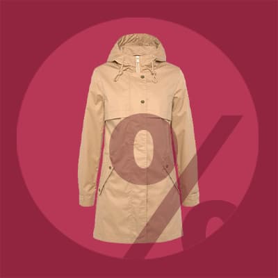 Beiger Parka mit Kapuze auf rotem Hintergrund und Prozentzeichen