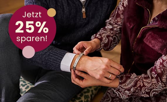 Jetzt 25% sparen! Zwei Personen legen eine silberne Armbanduhr an, einer trägt einen dunklen Pullover, der andere ein gemustertes Kleid.