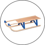 Holzschlitten mit blauen Metallstreben, Seitenansicht im Kreis.