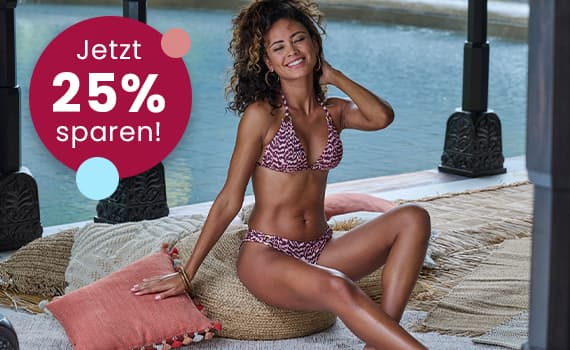 Jetzt 25 % sparen – Frau in gemustertem Bikini sitzt am Pool auf Kissen und Matten.