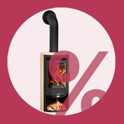 Prozentzeichen über einem brennenden Kaminofen mit Holzfach und Rauchabzugrohr