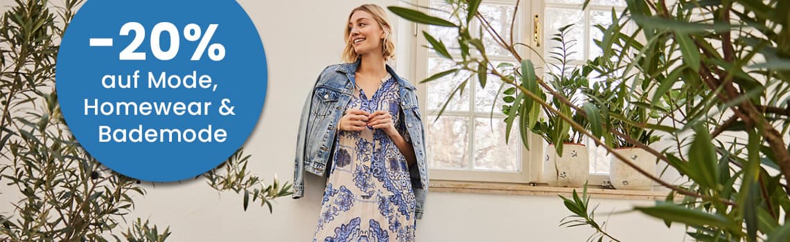 -20% auf Mode, Homewear & Bademode – Person in Sommerkleid und Jeansjacke steht neben Pflanzen vor einem Fenster