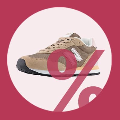 Turnschuh in Braun mit Prozentzeichen im Hintergrund