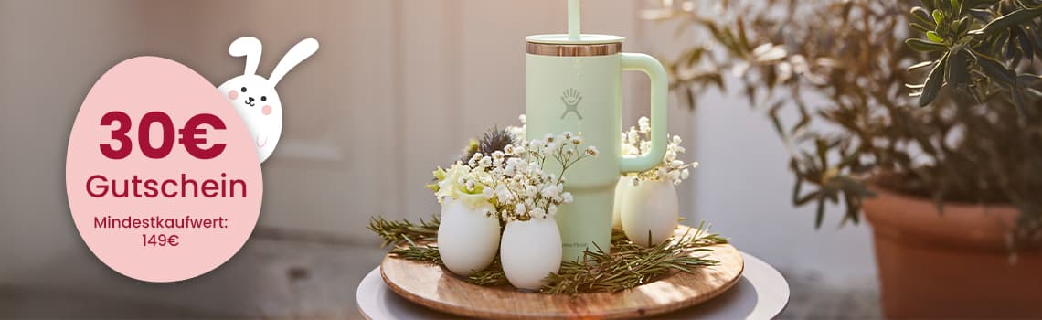 30€ Gutschein, Mindestkaufwert 149€ – Mintfarbene Tasse und weiße Blumen in Eierschalen auf Holztablett