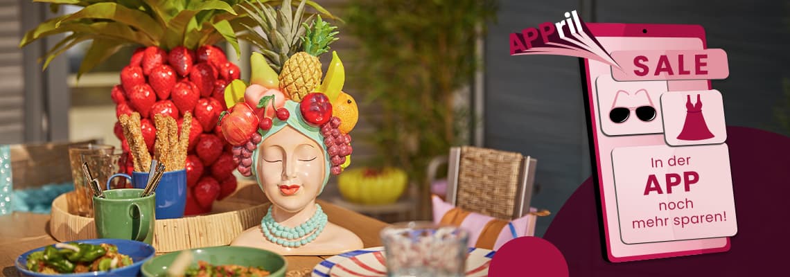 APPril Sale – In der App noch mehr sparen – bunte Tafel mit Büste und Obsthut neben großem Smartphone-Banner