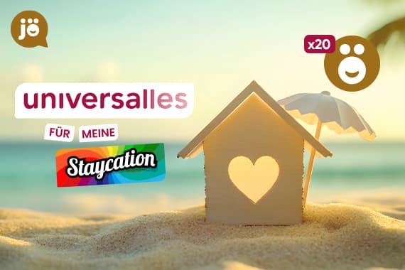 universalles für meine Staycation – kleines Haus mit Herzfenster und Sonnenschirm im Sand vor Sonnenuntergang
