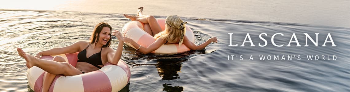 LASCANA – It’s a woman’s world – zwei Frauen in Bademode treiben entspannt auf bunten Schwimmringen im Wasser