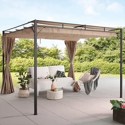 Moderner Gartenpavillon auf Terrasse mit Sofa, Sessel, Vorhängen und Pflanzen vor grüner Hecke