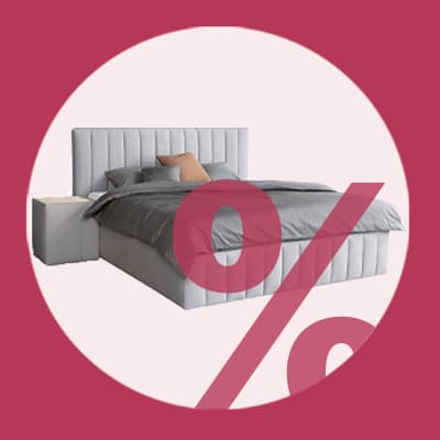 Bett im Angebot – großes Doppelbett mit Kopfteil und Nachttisch, darüber rotes Prozentzeichen