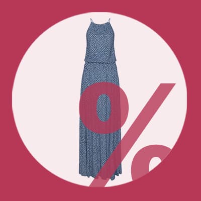 Blau gemustertes Maxikleid im Kreis, darüber großes Prozentzeichen für Rabattaktion
