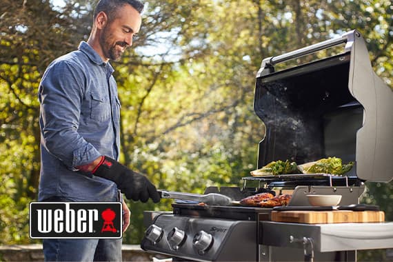 Weber Logo – Person grillt Fleisch und Gemüse auf einem geöffneten Gasgrill im Garten